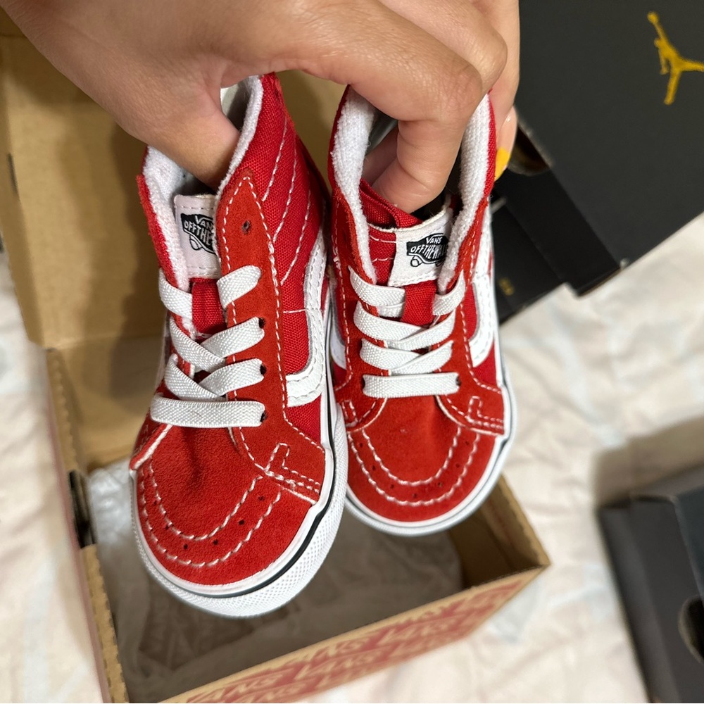 Not actual laces. Zip ups